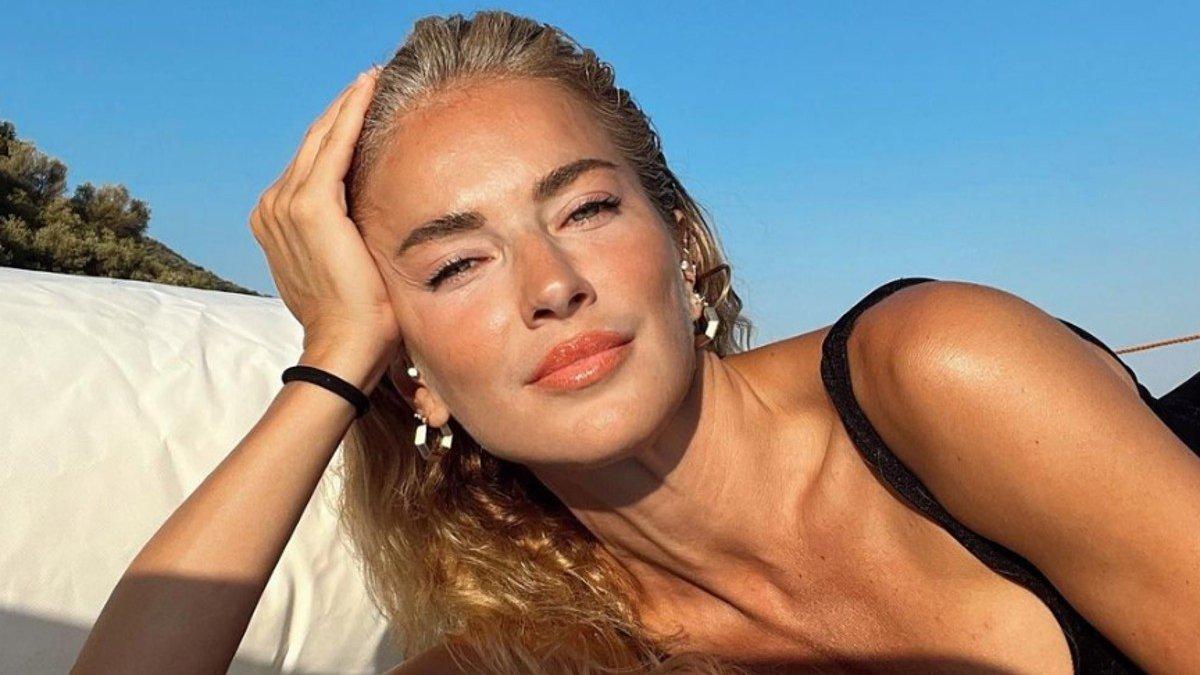 Burcu Esmersoy bikinili pozlarıyla ortalığı kasıp kavurdu! ‘Şarap gibi kadın’