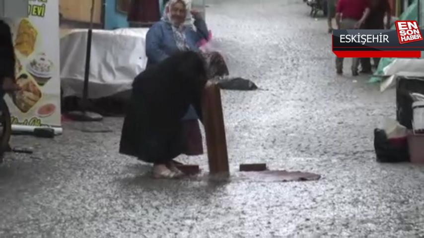 Eskişehir’de yağmuru fırsata çevirip yolluğunu yıkadı