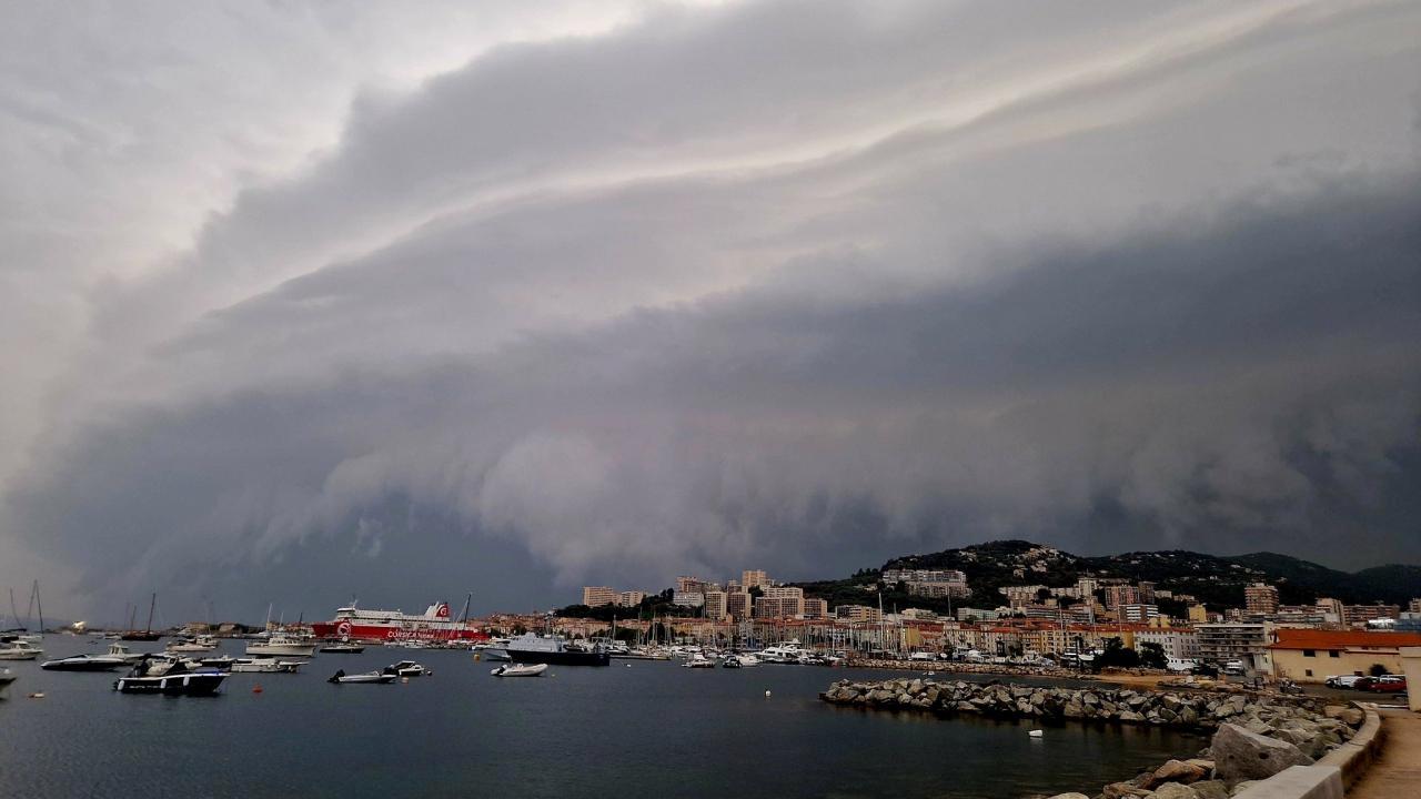 Korsika Adası’ndaki fırtınada 6 kişi öldü