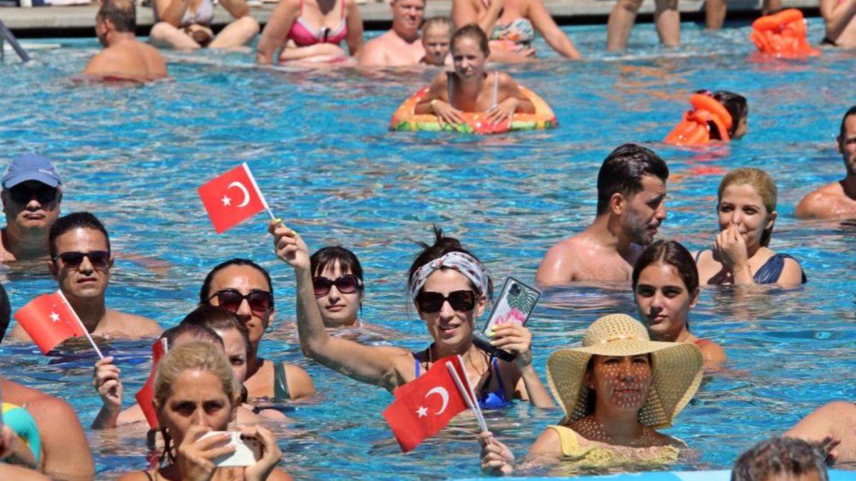 Antalya’da tatilcilerin 30 Ağustos kutlamaları