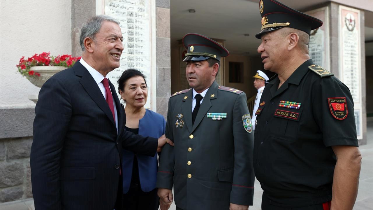 Bakan Akar, dost ve kardeş ülkelerin savunma bakanları ve yardımcıları ile görüştü