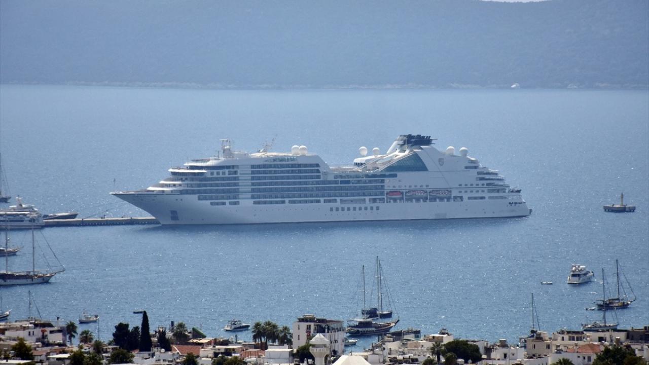 Bodrum’a 2 kruvaziyerle 832 turist geldi