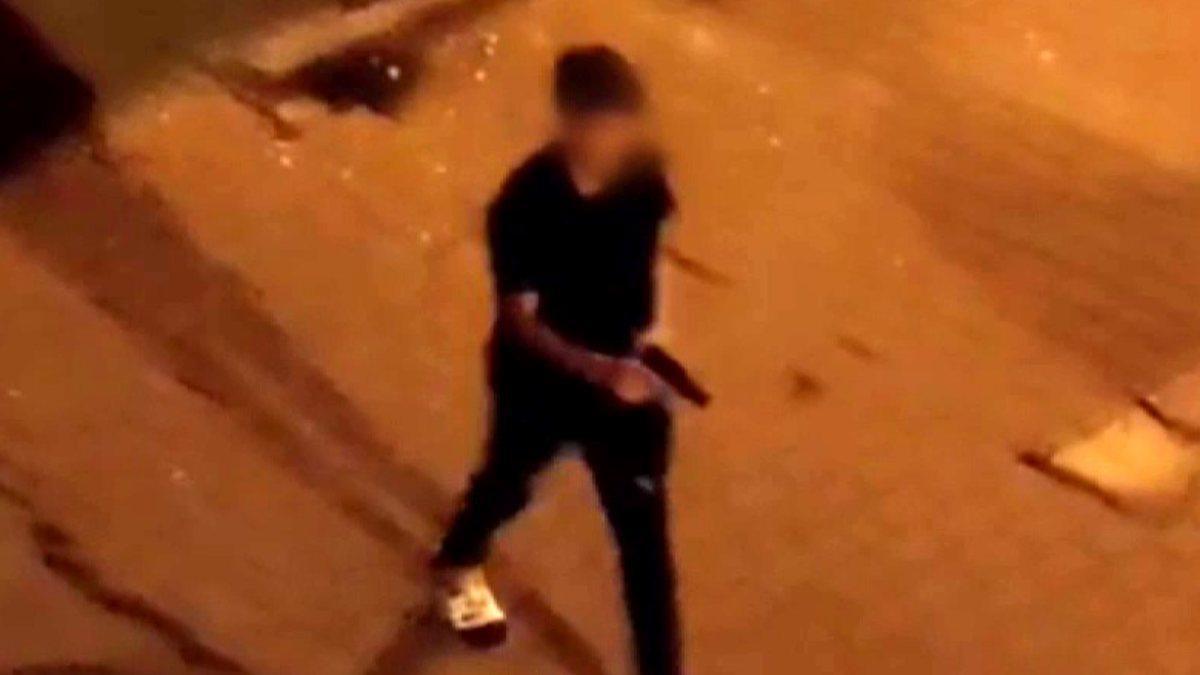 Büyükçekmece’deki çocuk elindeki silahla sokakta yürüdü