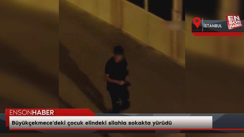 Büyükçekmece’deki çocuk elindeki silahla sokakta yürüdü