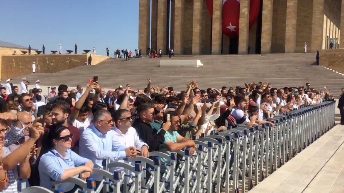 Cumhurbaşkanı Erdoğan’a Anıtkabir’de sevgi gösterisi