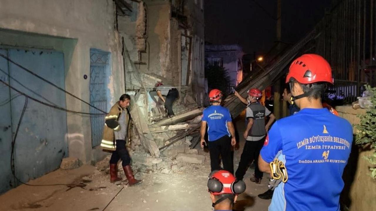İzmir’de 3 katlı metruk binanın duvarı çöktü