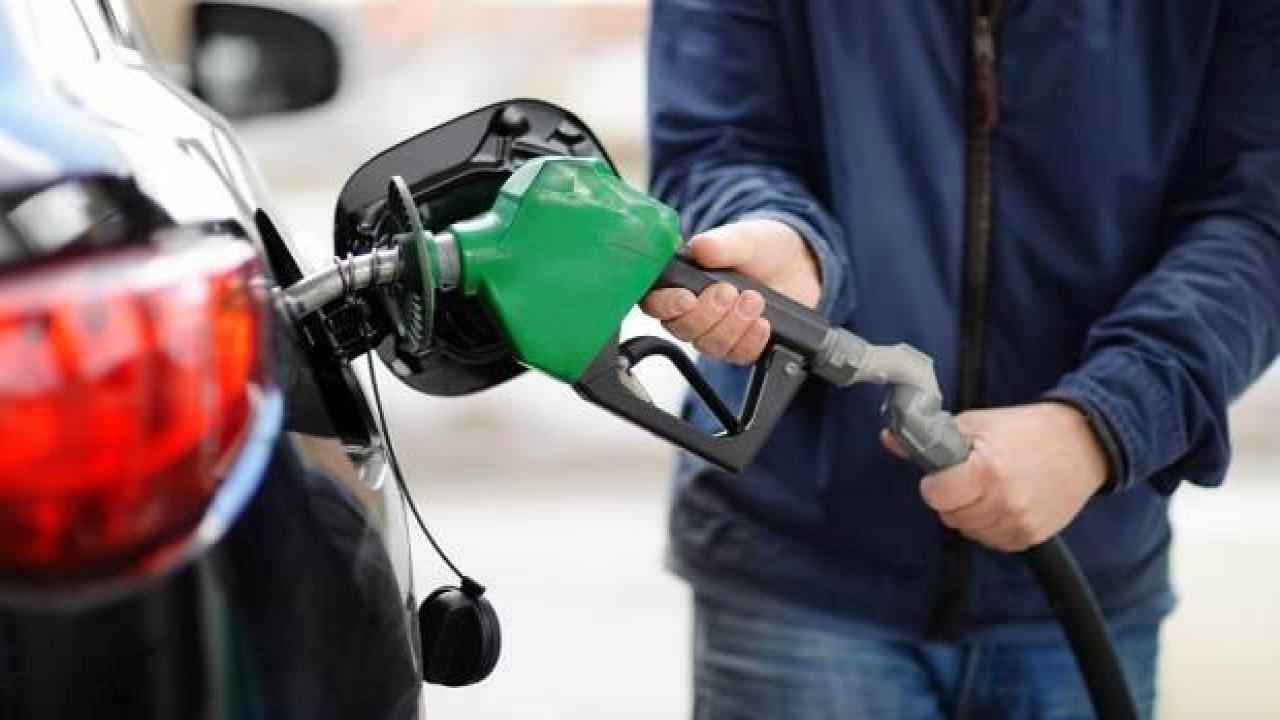 Otomobil sahiplerine güzel haber: Benzine indirim geldi, işte güncel fiyatlar…