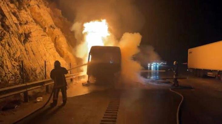 Otoyolda 8 ton kömür yüklü TIR yandı