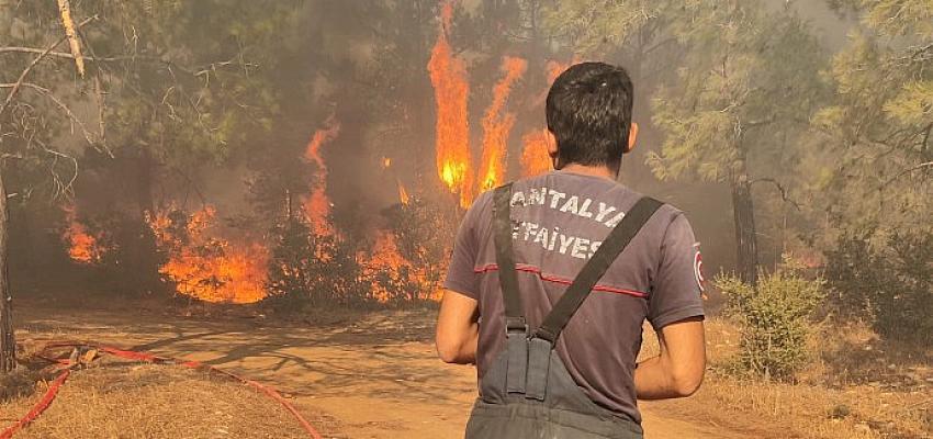 Antalya Büyükşehir itfaiyesi Mersin’de alevlerle mücadele ediyor