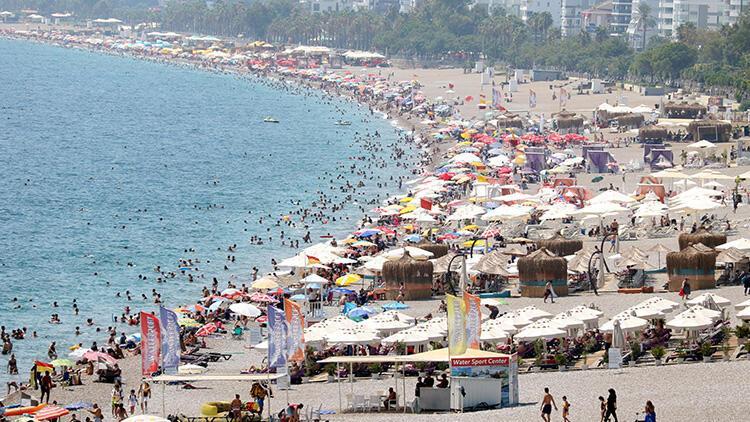 Antalya’da sıcaktan bunalanlar sahile akın etti
