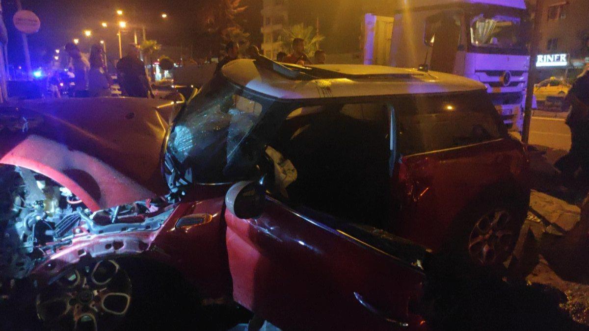 Aydın’da, tıra çarpan araba kullanılamaz hale geldi