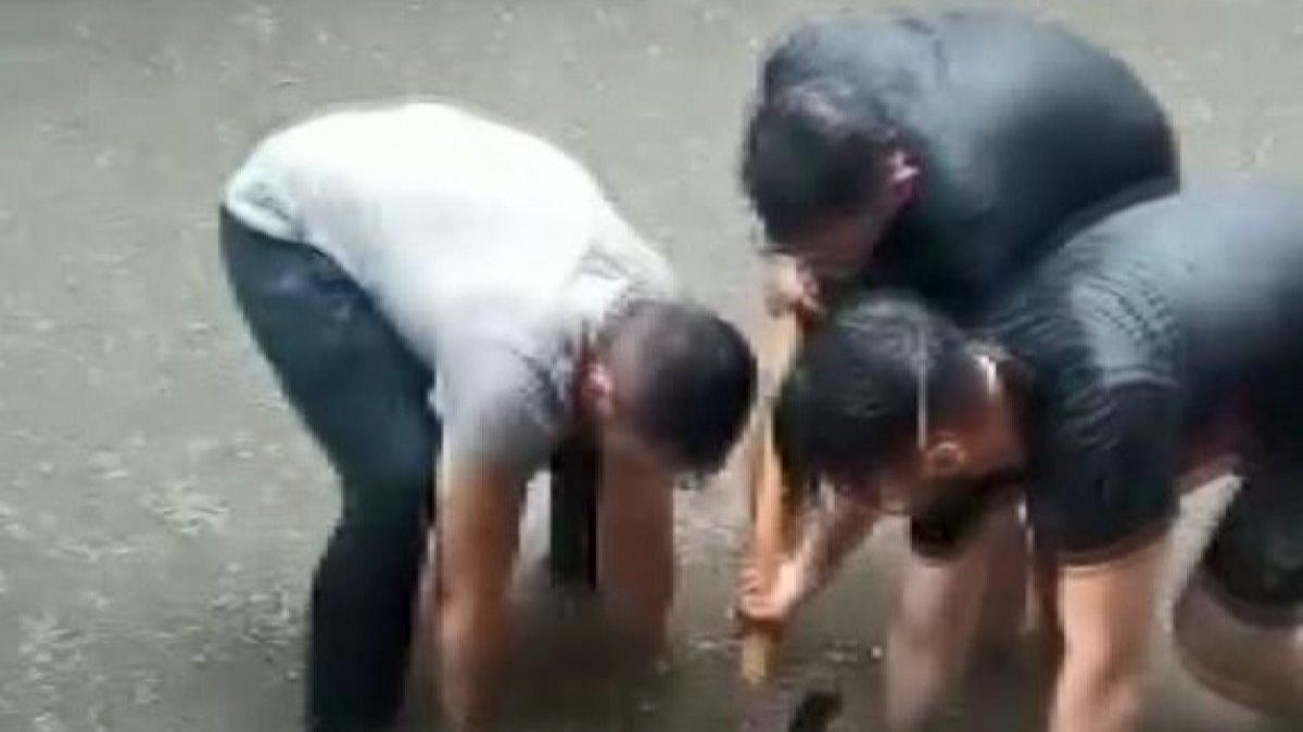 Bağcılar’da tıkanan atık su sarfiyatını mahalleli açmaya çalıştı