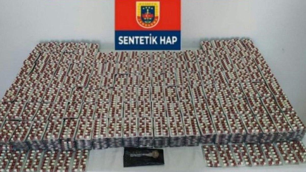 Balıkesir’de bir araçtan 15 bin 560 sentetik uyuşturucu hap çıktı