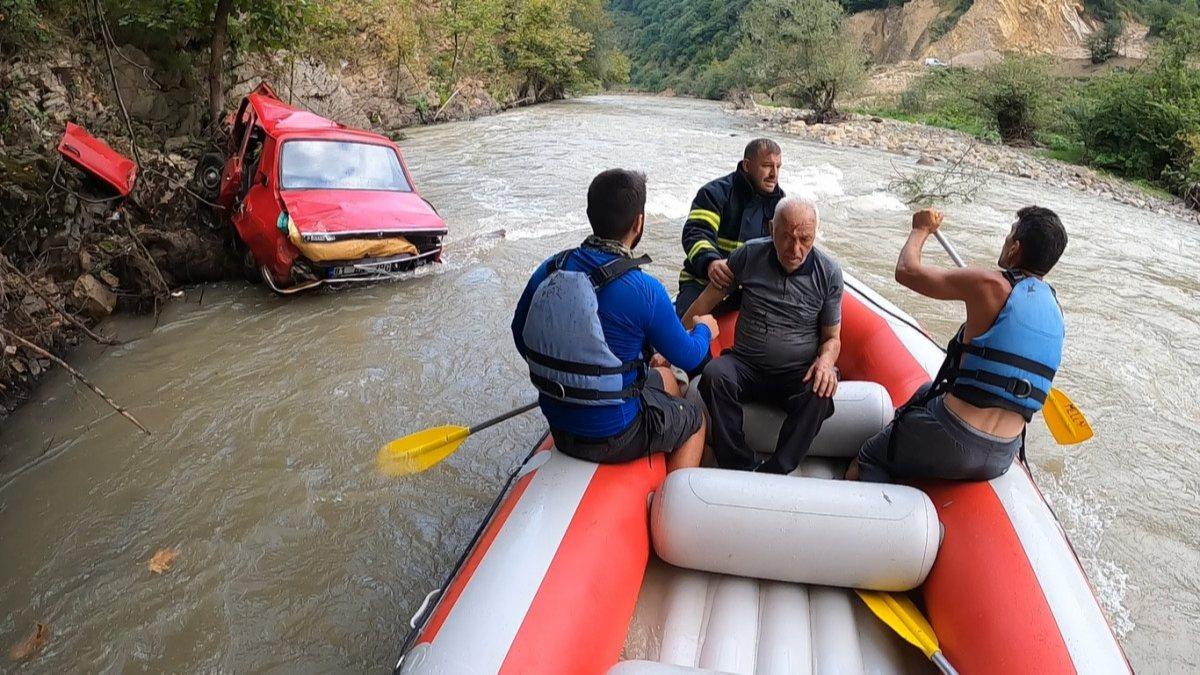 Düzce’de araba çay yatağına yuvarlandı, sürücüyü raftingciler kurtardı