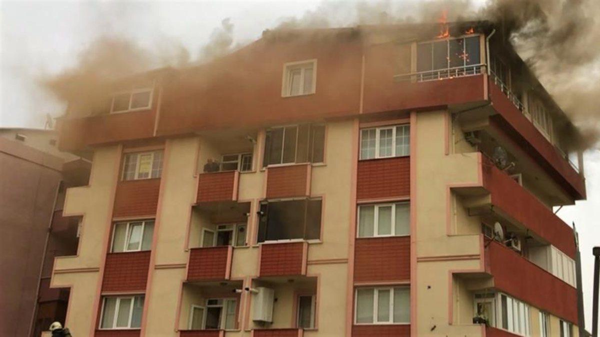 Kocaeli’de bir binaya yıldırım düştü: Kaygıdan 3 kişi bayıldı