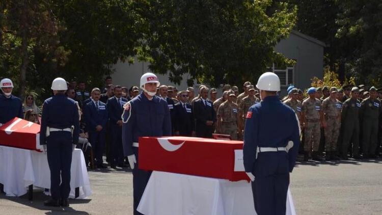 Paraşüt kazasında hayatını kaybeden iki astsubay için cenaze töreni