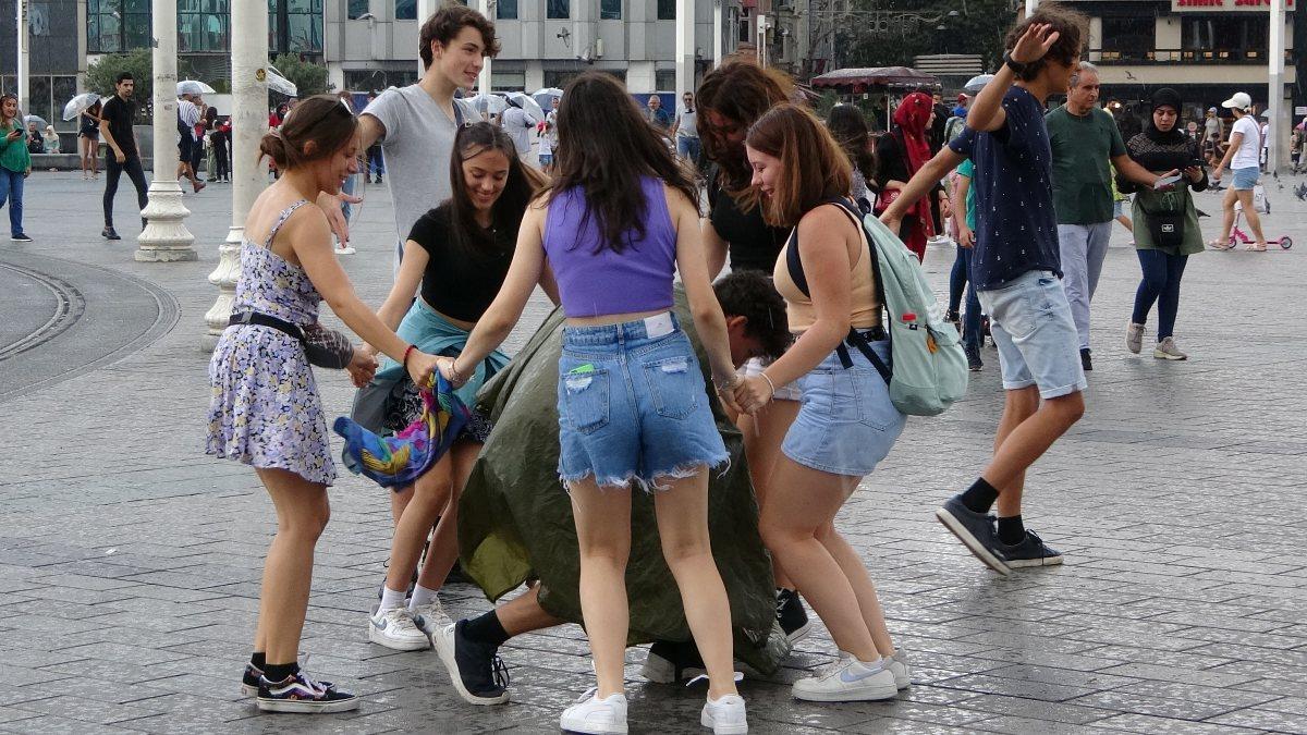 Taksim’de bir küme genç yağmurun altında dans etti