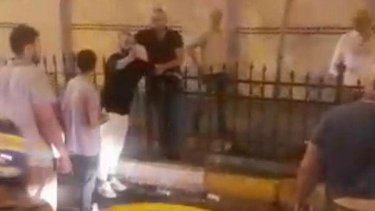 Beyoğlu’nda taksi sürücüsü, turisti korumak isterken darbedildi