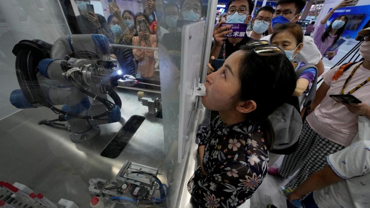 Çin’de Covid-19 testi yapan robot geliştirildi