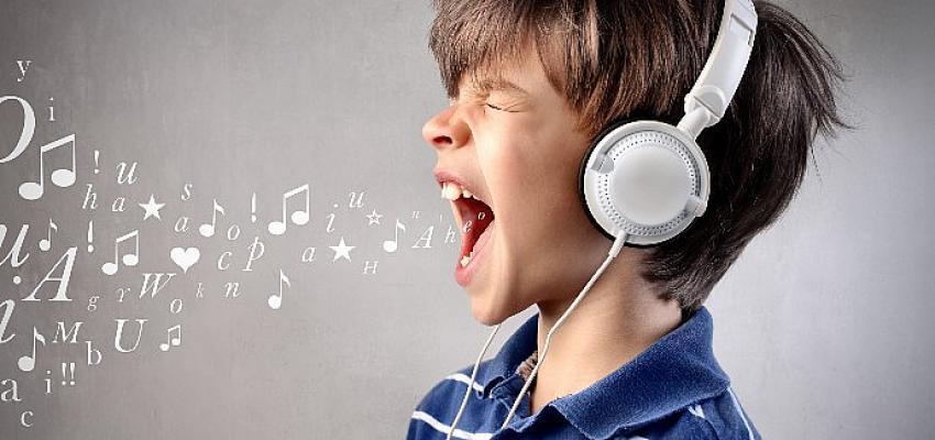Çocuğun Şarkı Söylerken Zorlanması Ses Bozukluğuna İşaret Edebilir