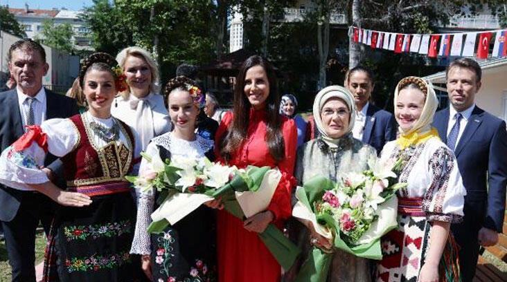 Emine Erdoğan, Zveçanska Annelik Merkezi’ni ziyaret etti