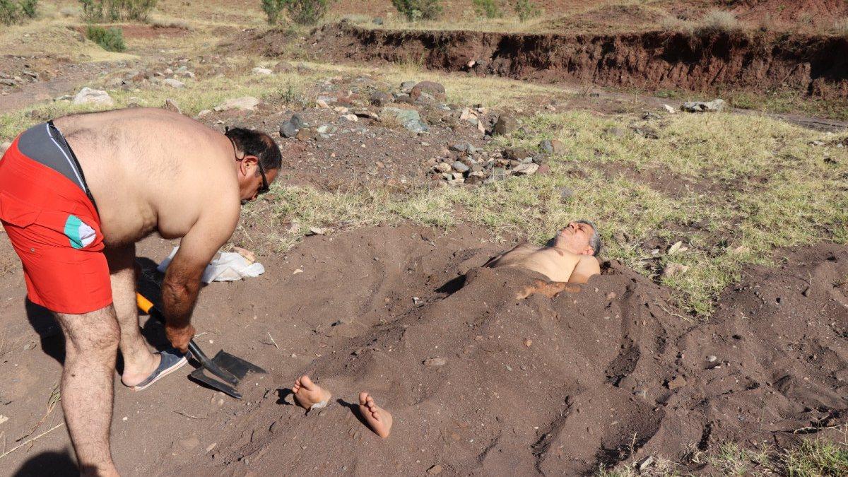 Erzurum’da minarelli kumda şifa arıyorlar