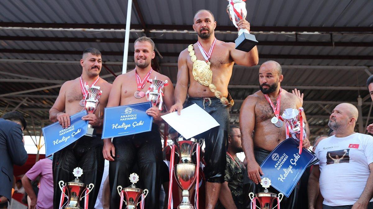 Tarihi Elmalı Yağlı Güreşleri’nde başpehlivan Ali Gürbüz oldu