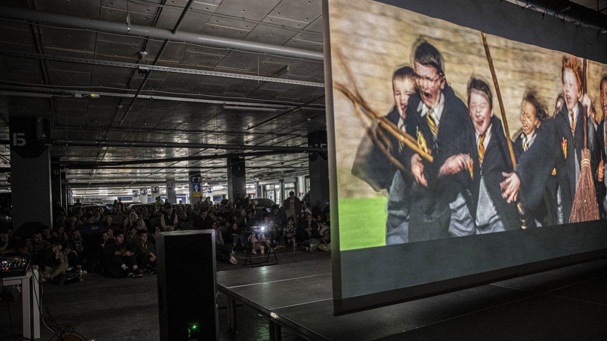 Ukrayna’da otoparkta sinema gösterimi