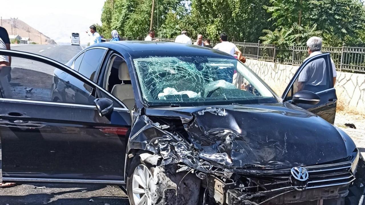 Van’da otomobille kamyonet çarpıştı: 9 kişi yaralandı!