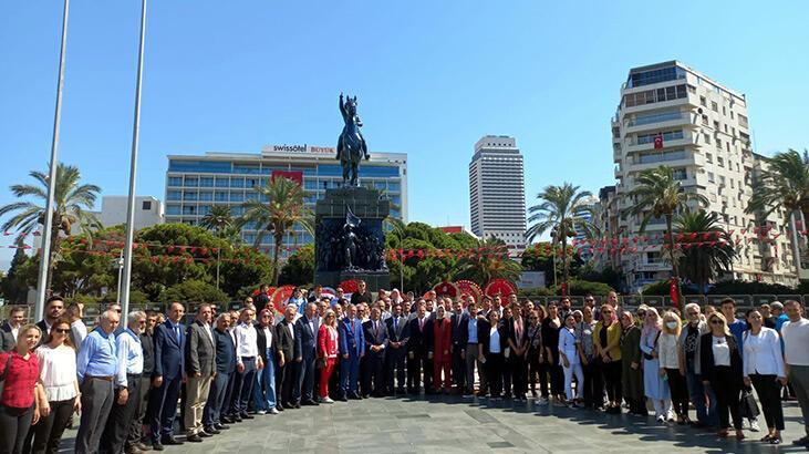 AK Parti ve MHP, İzmir’in kurtuluş yıl dönümünde Atatürk Anıtı’na çelenk bıraktı