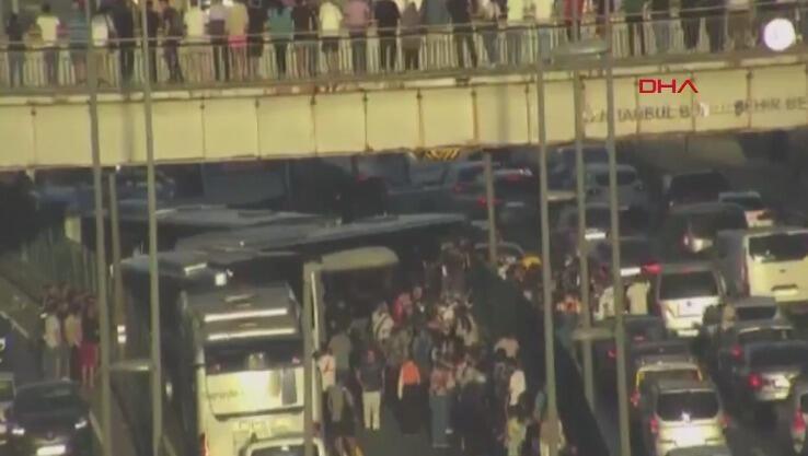 Avcılar’da metrobüsler çarpıştı! Çok sayıda ekip sevk edildi