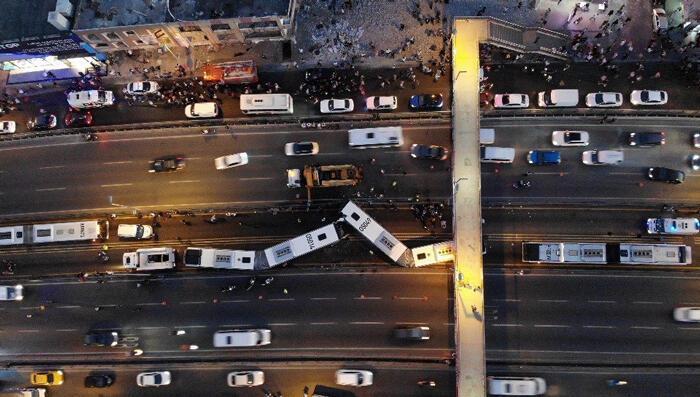 Avcılar’da metrobüsler kafa kafaya çarpıştı! Yaralılar var