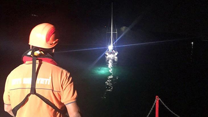 Çanakkale Boğazı’nda karaya oturan tekne kurtarıldı