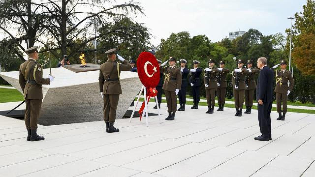 Cumhurbaşkanı Erdoğan, Vatan Anıtı’na çelenk bıraktı