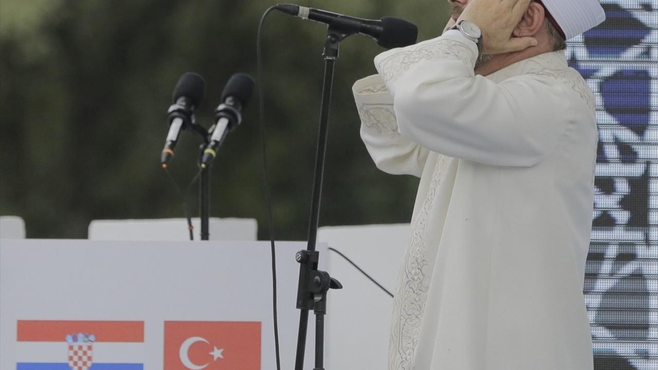 Diyanet İşleri Başkanı Erbaş, Sisak İslam Kültür Merkezi’nde ezan okudu