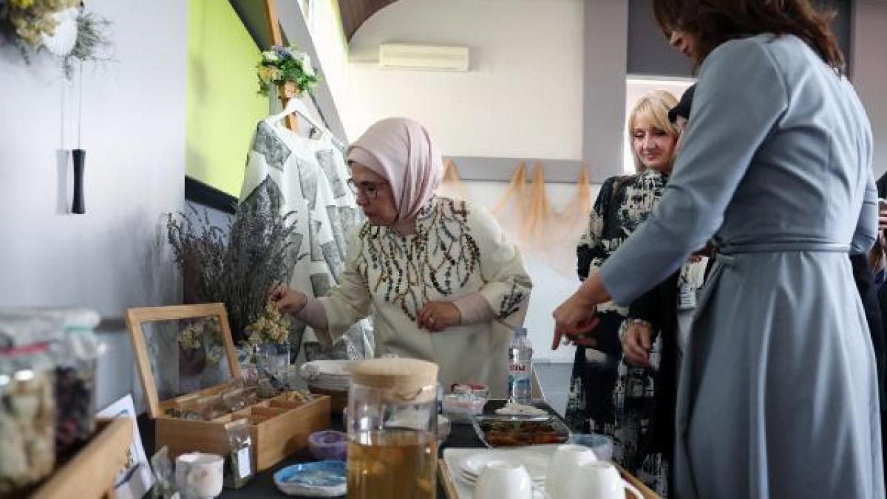Emine Erdoğan, Zagreb’de spor projesi yürütülen ilkokulu ziyaret etti