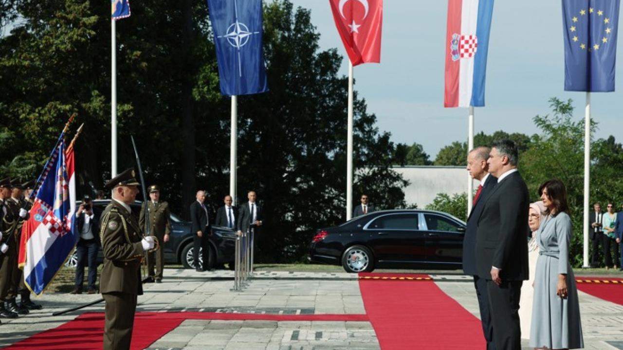 Erdoğan, Hırvatistan’da resmi törenle karşılandı