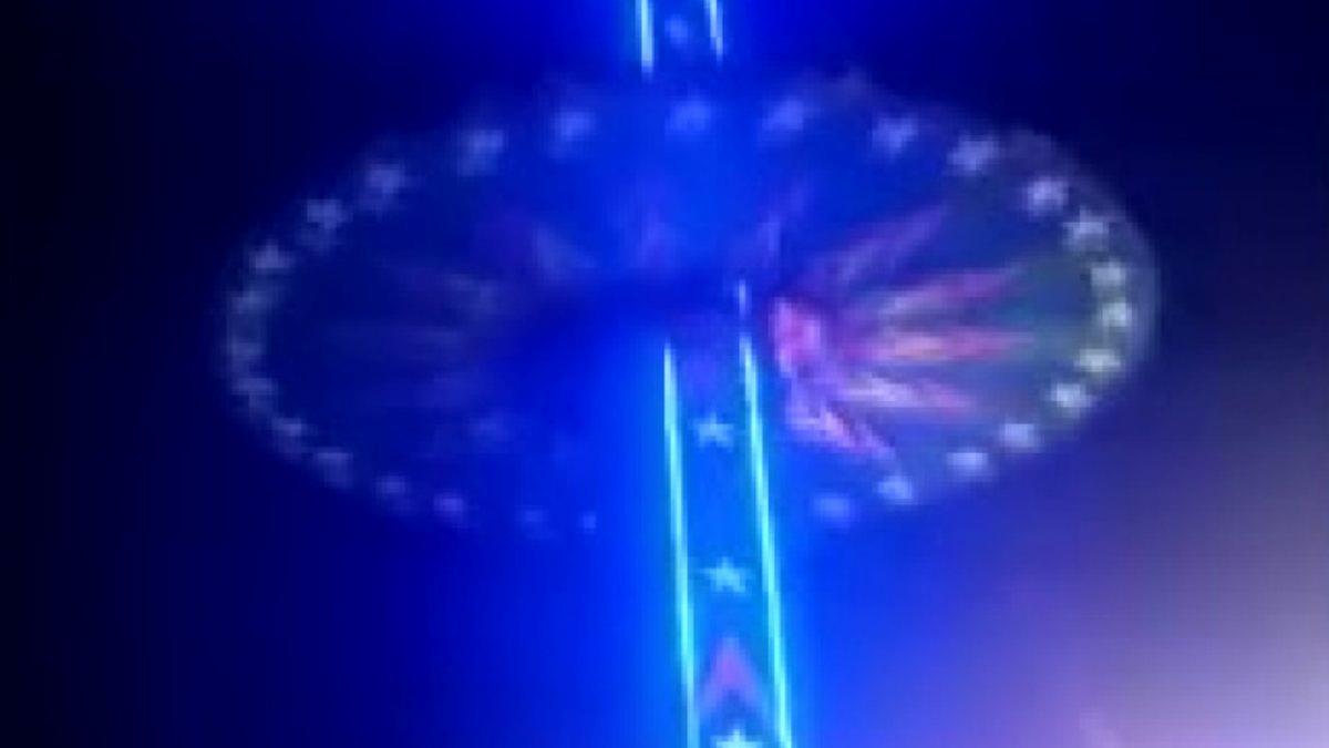 Hindistan’da, lunaparktaki dönen salıncak yere çakıldı