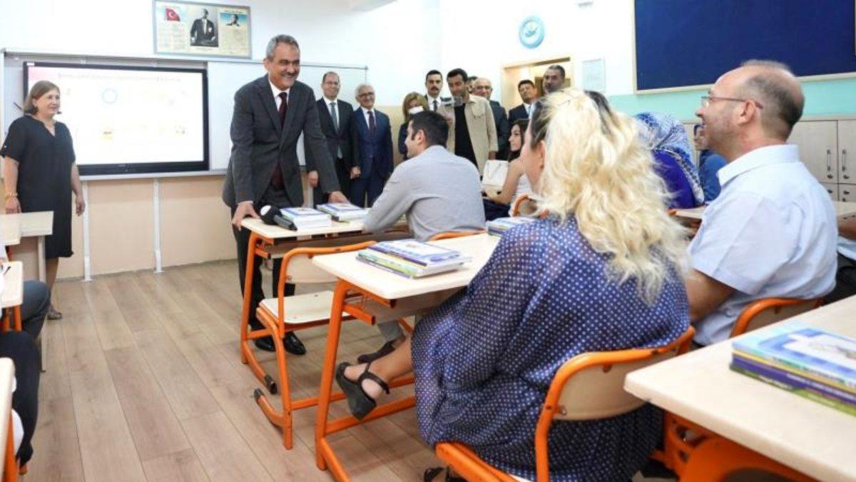 Mahmut Özer, ahenk eğitimleri programına başlayan okula ziyaret etti