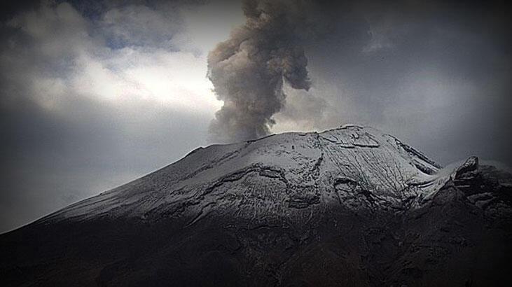 Meksika’daki Popocatepetl Yanardağı’nda patlama! Şehre kül yağıyor