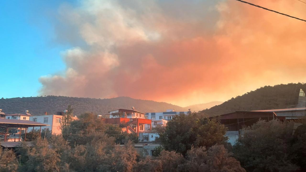 Mersin’de orman yangını yerleşim yerlerini tehdit ediyor: 110 ev boşaltıldı