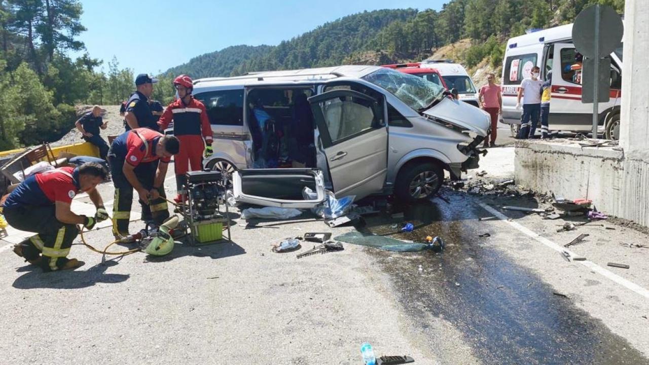 Minibüs beton bariyere çarptı: 2 ölü, 2 yaralı