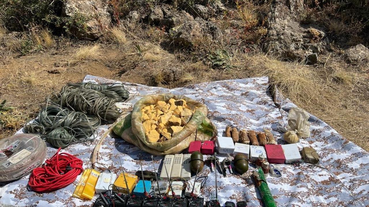 Tendürek Dağı kırsalında PKK’ya ait patlayıcılar ele geçirildi