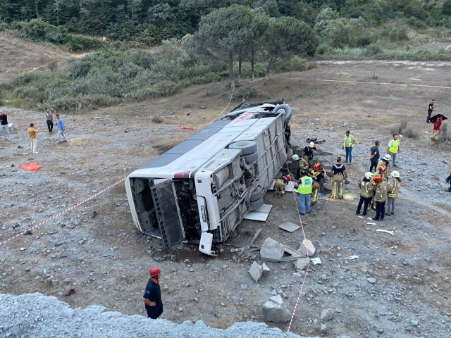 Havalimanı personellerini  taşıyan servis aracı şarampole yuvarlandı