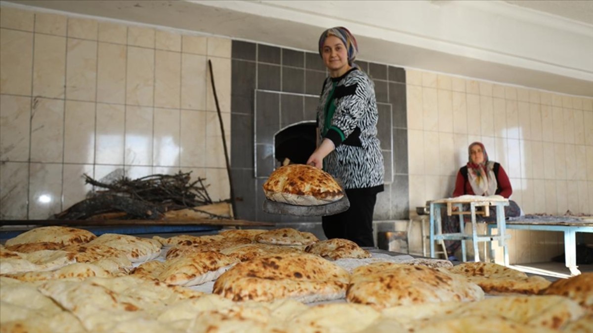 Ankaralı kadınlar Ramazan için döşeme ekmeği yaptı