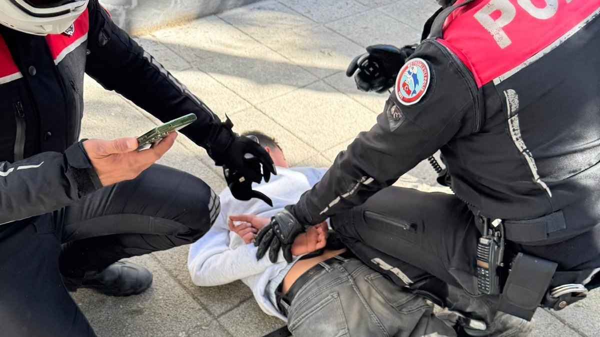 Antalya’da çakmak istediği kişi “yok” deyince bıçakla saldırdırdı