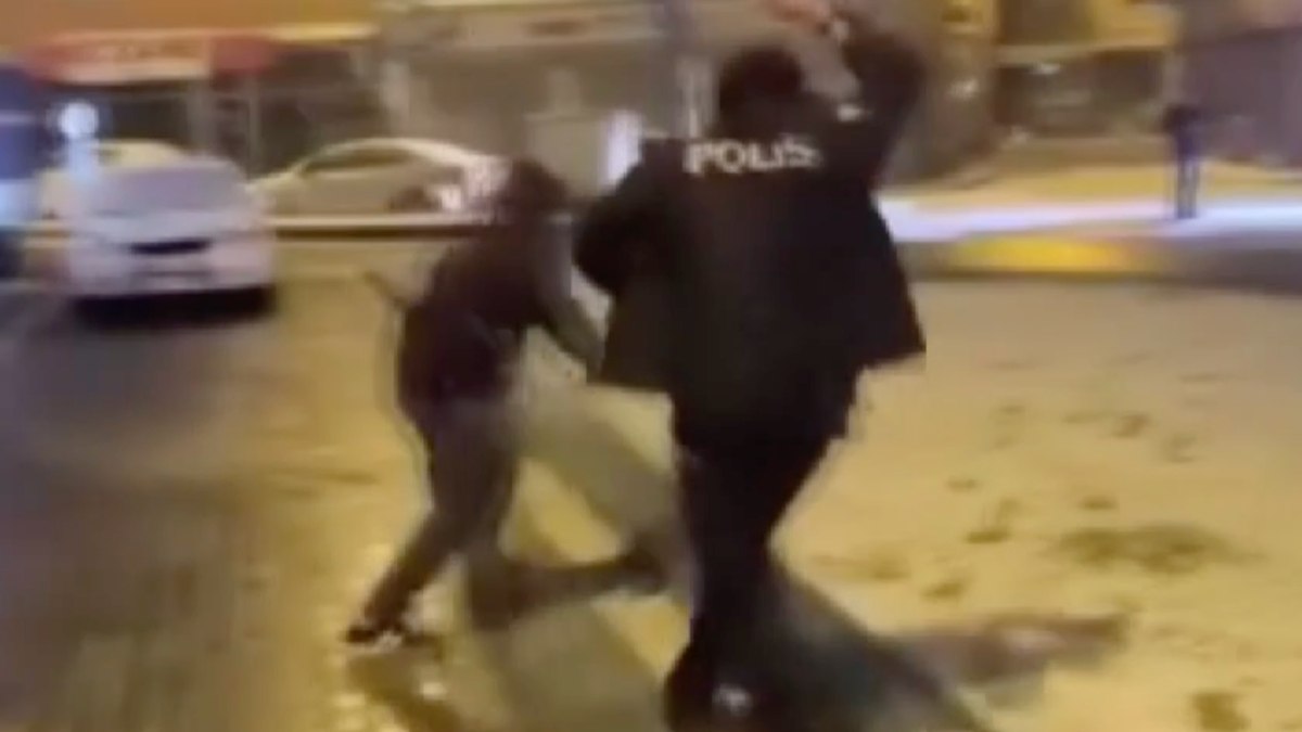 Balıkesir’de çocuklar, devriye gezen polis ekipleriyle kar topu oynadı