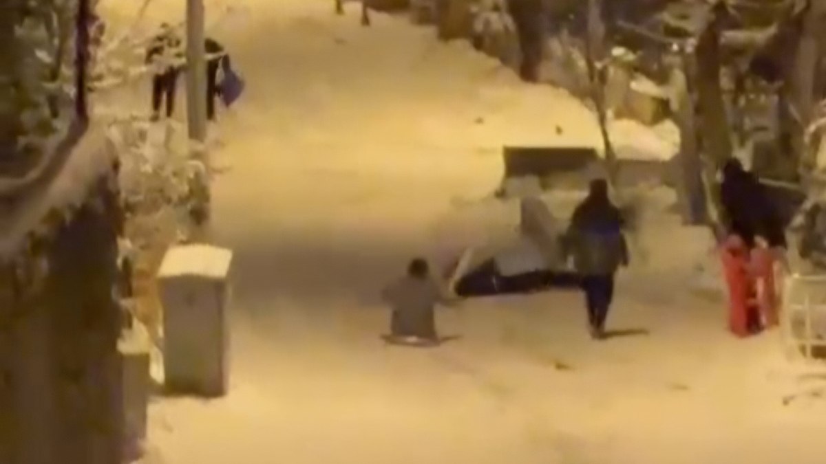 Bartın’da karda kayarken duvara çarpan genç kız ağır yaralandı