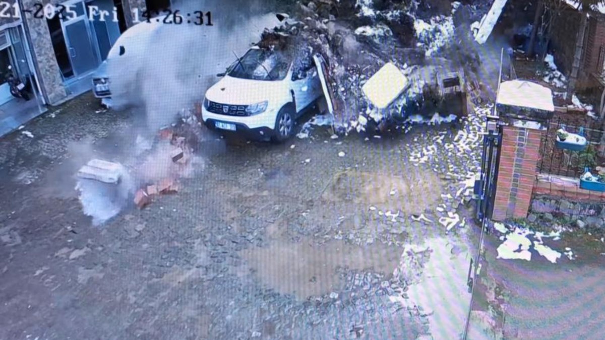 Trabzon’da sürücü çöken duvarın altında kalmaktan saniyelerle kurtuldu