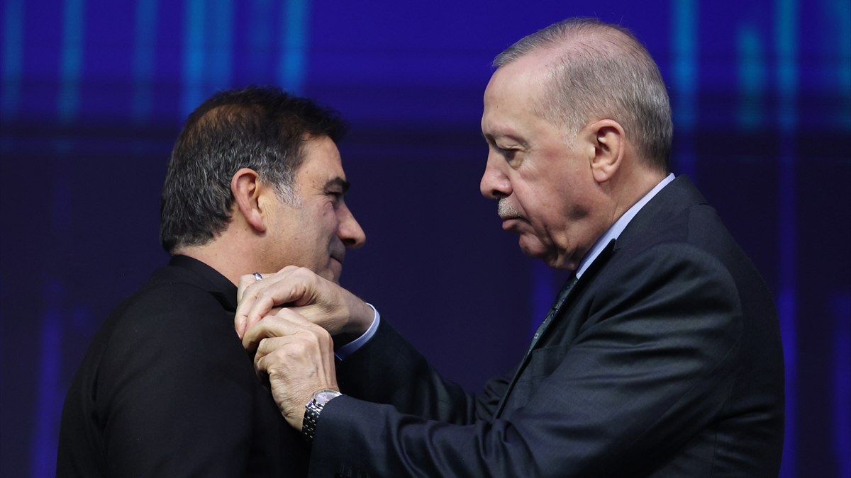 AK Parti’ye katılan isimlere Cumhurbaşkanı Erdoğan rozetlerini taktı
